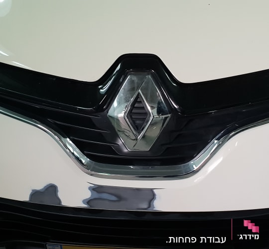 חזית רכב עם סמל רנו ופגוש קדמי